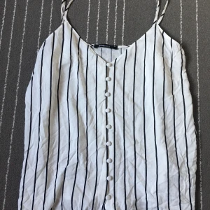 Randigt linne - Köpt från Ginatricot, storlek 36, väldigt fin och passar bra till i princip allt, så god som ny och en jättebra passform!! Skönt material och lite stretchig!