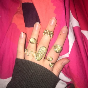 Guldringar - Handgjorda ringar! De är justerbara och gjorda i aluminium (rostar ej). 12kr frakt, fri frakt vid köp av 3 eller fler, 40-60kr st!💖 har likadana i silver på min sida!