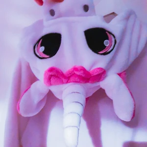 Unicorn onepiece - Söt onepiece i storlek M ♡ köparen står för eventuell frakt, har fickor och dragkedja. Supermysigt och fluffigt tyg♡ 