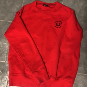 Röd sweatshirt,  ifrån fred Perry  - Knappt andvänd, storlek L, går att frakta, skriv om du har några frågor