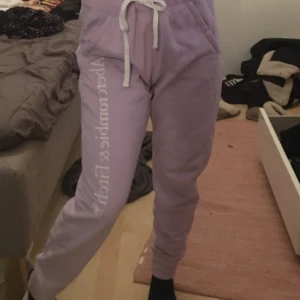 Abercrombie & Fitch Mjukisbyxor - Supersköna mjukisar i storlek M men är lite mindre i passform. Säljer pga för stora för mig. Superbra skick. Har aldrig använt sedan jag köpte dom utan bara testat, som nya. 
