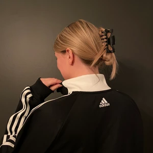 Adidas hoddie  -  adidas hoddie använd 1 gång då den köptes i fel storlek. Nypris 499kr 