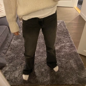 Grå jeans Zara - Sååå snygga och populära grå raka jeans ifrån Zara i storlek 34! Väldigt bra passform och i bra skick! Buda från 250 + frakt!