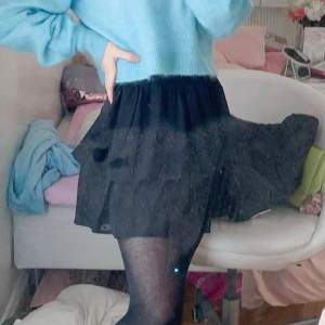Fin kjol till sommaren! Säljer för att den är lite för stor för mig (Jag är strl XS). Man kan sy in den men har ej tiden så säljer den🥰 ( 90kr + 48kr frakt)
