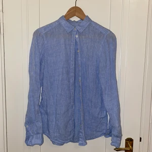 Linneskjorta - Blå linneskjorta från Gina Tricot. Sparsamt använd!!