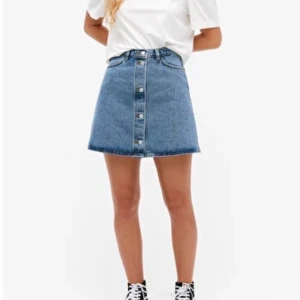 Slutsåld jeanskjol från Monki i strl 36!  - Jeanskjol från Monki i strl 36 (strl S)!❤️ Säljer då jag inte använder kjolar så mycket längre. Använd, men fortfarande i fint skick! 