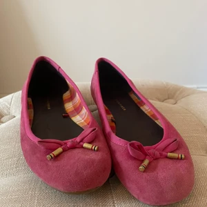 Tommy hilfiger ballerinaskor - Ballerinaskor från Tommy hilfiger! Får inte användning för dem mer. De är 36 men passar mig som normalt har 37