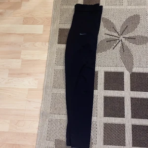 Nike träningsbyxor  - Bra träningsbyxor som håller sig på plats när du tränar. Sitter uppe till naveln. För bättre bilder skriv privat. 