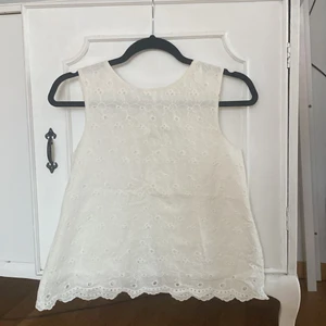 Spets topp - Spets topp från Zara. Ligger bara i garderoben så säljer den. 40kr + frakt 24kr❤️