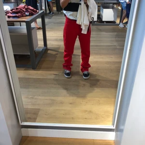 röda zara jeans - As coola och balla röda zara jeans. Str 38. Om ni vill ha fler bilde så kan ni skriva till mig!