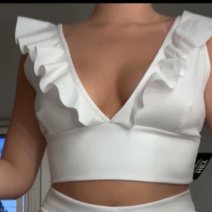 Topp - Vit topp från Nelly. Storlek M. Säljer för 50kr + frakt. Totalpris: 102kr