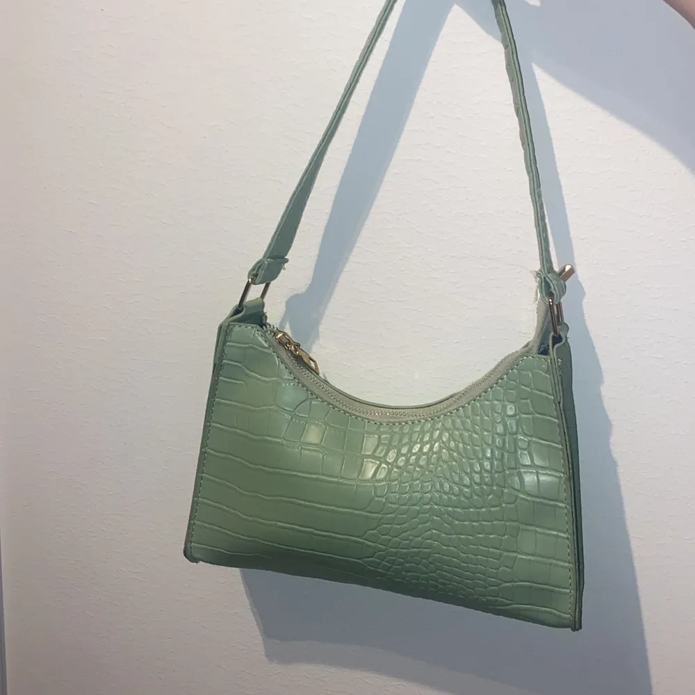 En jätte fin handväska med ”aligator” mönster helt ny och bra skick! (inte jag på första bilden). Väskor.