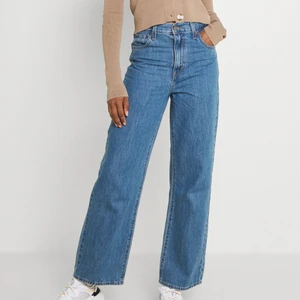 high waisted straight levi’s - Levi’s modell High waisted straight strl 24/31. 100% bomull, använd fåtal ggr så mkt bra skick! Frakt tillkommer .