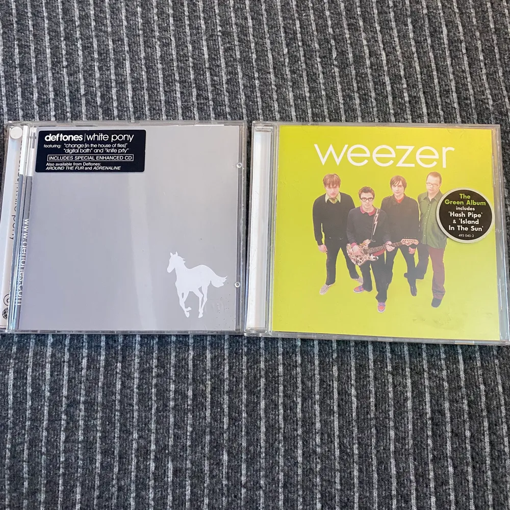 Deftones-white pony, weezer-green album, köpt för 40kr st men säljs för 30kr st😊❤️. Övrigt.