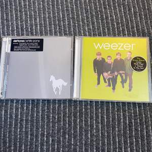 Deftones-white pony, weezer-green album, köpt för 40kr st men säljs för 30kr st😊❤️
