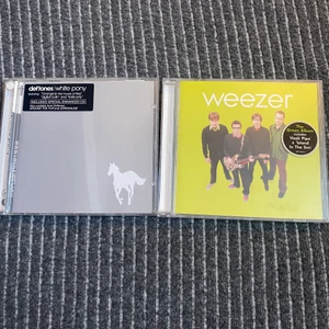 Deftones och weezer cd-skivor  - Deftones-white pony, weezer-green album, köpt för 40kr st men säljs för 30kr st😊❤️