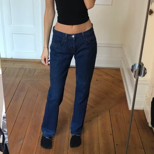 Lågmidjade jeans - Lågmidjade jeans med perfekt passform🙌🏻 Uppsprättade längst ner för att dom skulle blir längre. Asbra skick förutom två ”fläckar” längst ner på benet, skriv för bild.