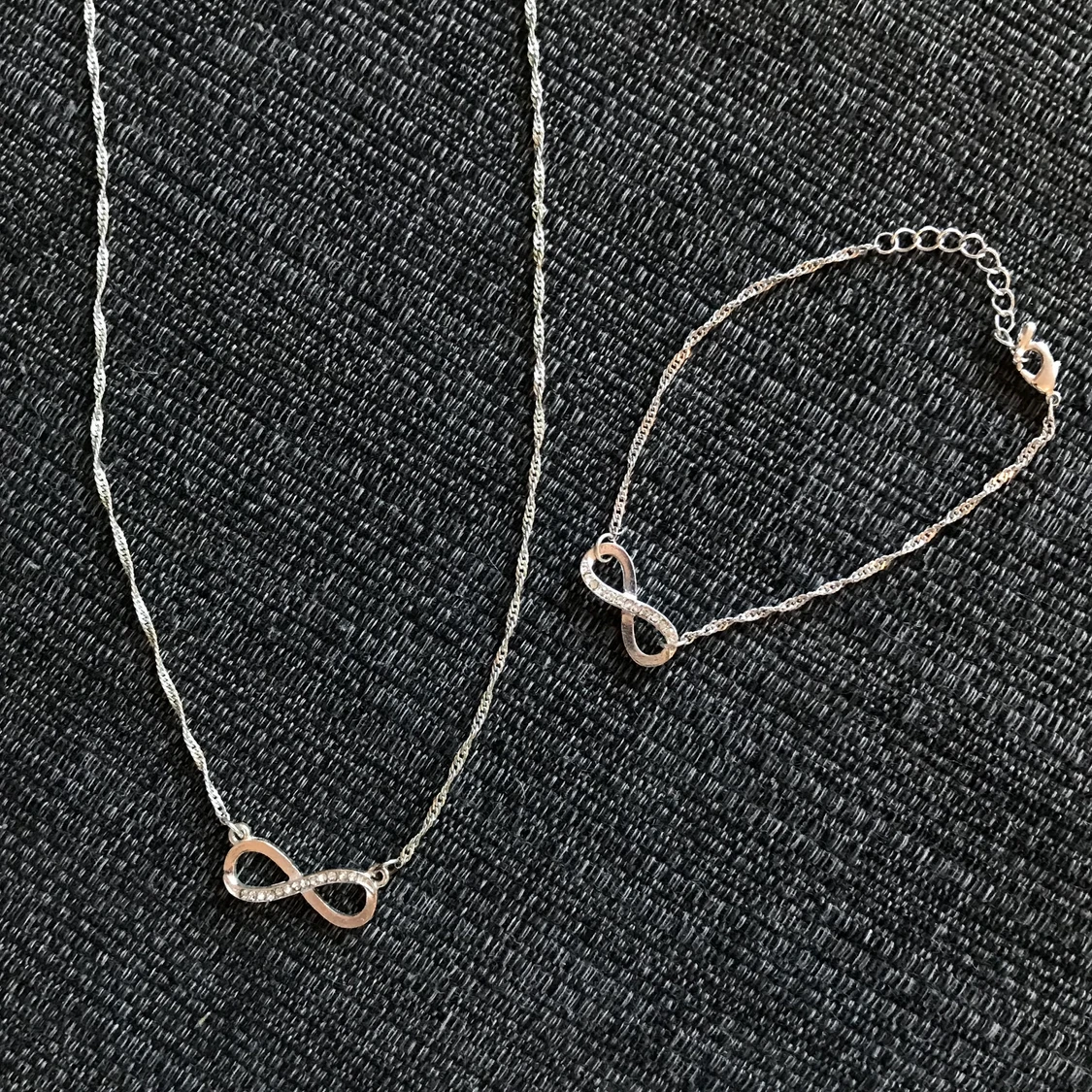 Halsband och armband ♾ (evighets-tecken)