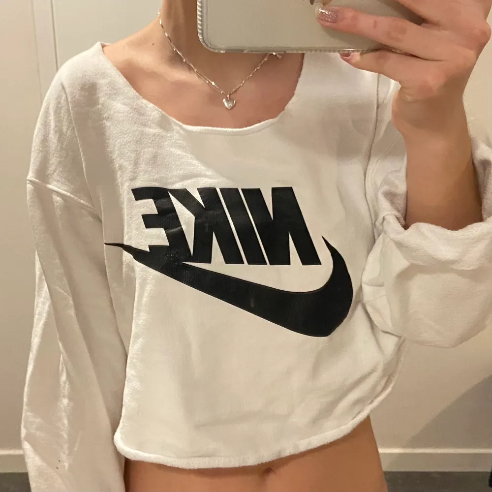 Jättesöt croppad Nike sweater! Obs köpt croppad! Inget jag klippt själv eller så! Då den sitter snyggt ”oversized” på mig som jag XS/S passar den mellan XS-L beroende på önskad passform’!. Hoodies.