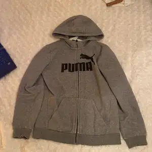 Trendig Puma zipup-hoodie i grå❤️ sitter bra på mig med S, men skicka gärna privat för fler bilder!