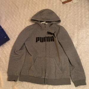 Puma zip-up - Trendig Puma zipup-hoodie i grå❤️ sitter bra på mig med S, men skicka gärna privat för fler bilder!