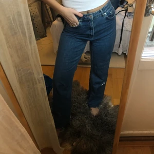 Jeans - Superfina mörkblåa jeans från Na-kd i rakmodell 