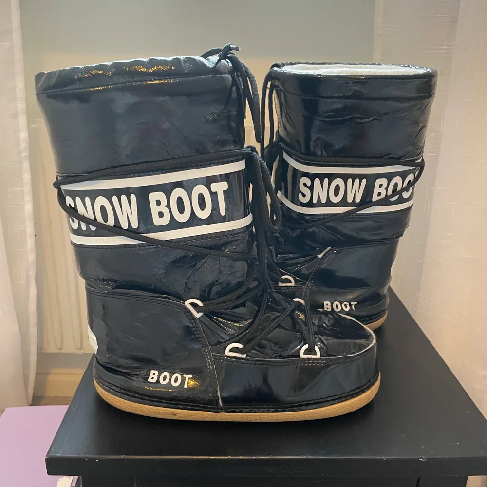 Snowboots i storlek 38-40, jättefina i fint skick💘hör av dig vid fårgor⭐️frakt tillkommer!. Skor.