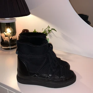 Inuikii classic wedge  - Jag säljer dessa INUIKII vinterskor i storlek 37, de är knappt använda och i nyskick! Inga skador alls och man ser inte tecken på tidigare användning. Jag köpte dessa på Inuikiis hemsida i januari 2021, för 3000 sek. Jag har lådan, kvitto och äkthetsbevis. Jag säljer dem för 2000 kr.