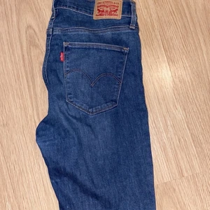Ett par Levis jeans blåa storlek 29 - Slimming skinny modell storlek 29. Byxorna är oanvända. Köparen står för frakten 