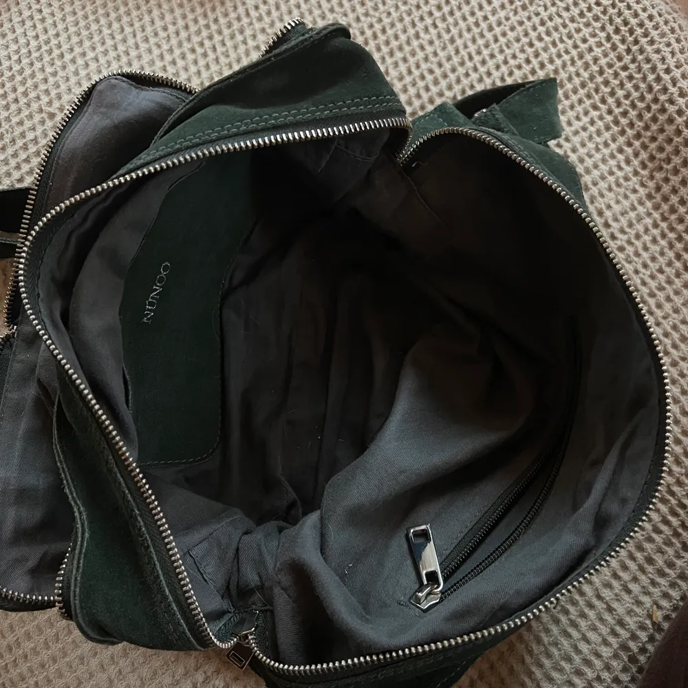 Väska i mörkgrön mocka från NUNOO. I mycket bra skick då knappt använt. . Väskor.