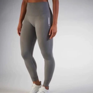 Gymshark  - Storlek S, nyskick, håller in och formar på rätt ställen, är så fina på!! 😍 Nypris 699kr 🙏🏼 använda 2-3 ggr, squatproof och ej genomskinliga