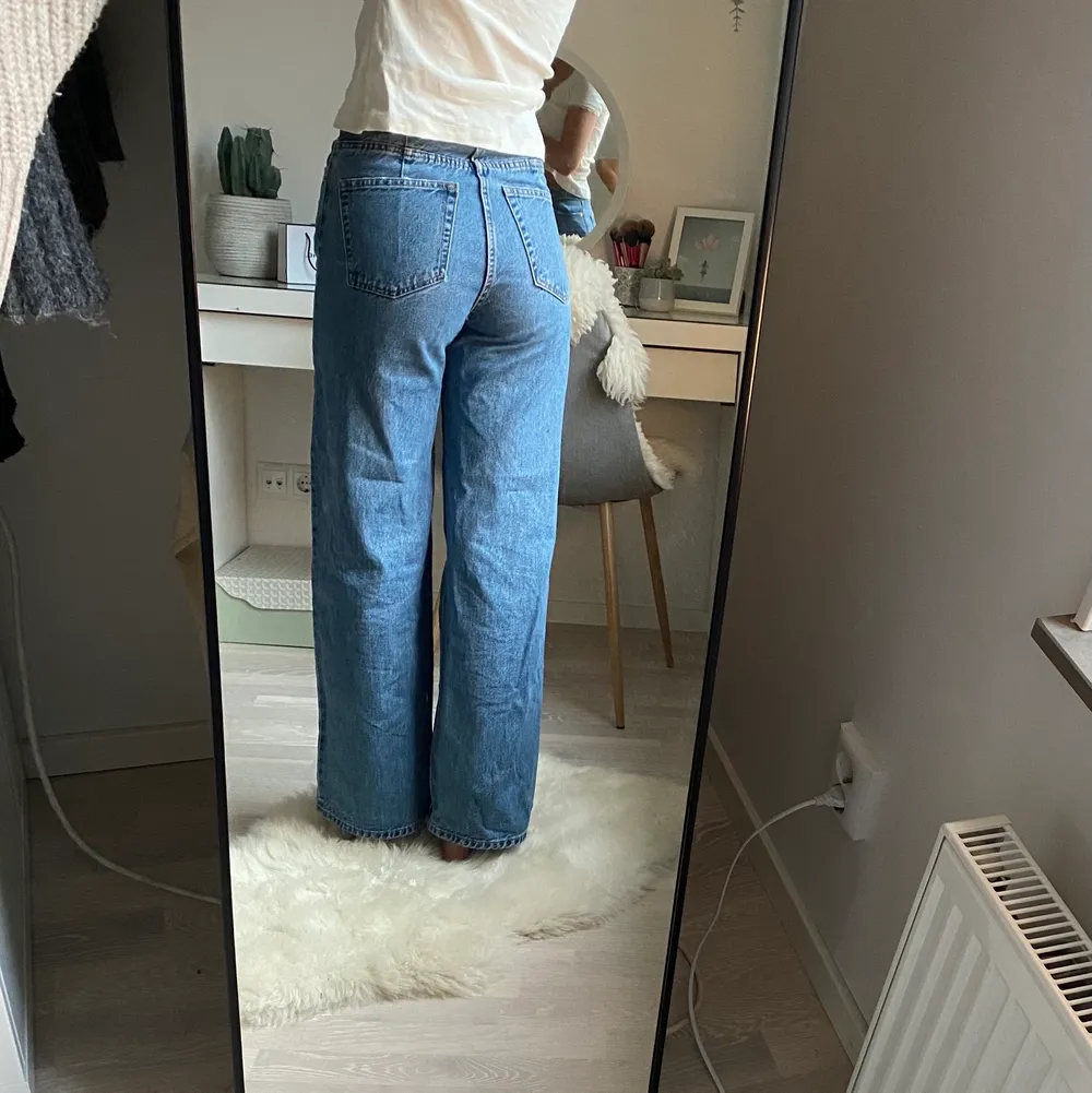 Jeans i modellen Ace från weekday, knappt använda!! Är 167 cm, . Jeans & Byxor.