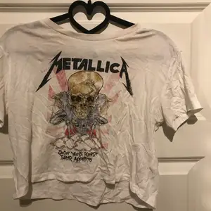 En vit croptop med Metallica motiv på, originellt från h&m, lös passform storlek xs/s