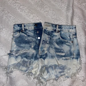 Blåa och vita shorts - Blåa och vita shorts från Bershka i storlek 38z Sitter rätt tajt för att vara en storlek 38. Skulle snarare säga att de är 36. Använda en gång.