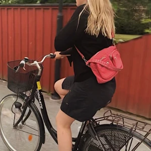 Noella väska  - Noella väska i jättefin rosa färg. Fint skick även den långa remmen följer med. 