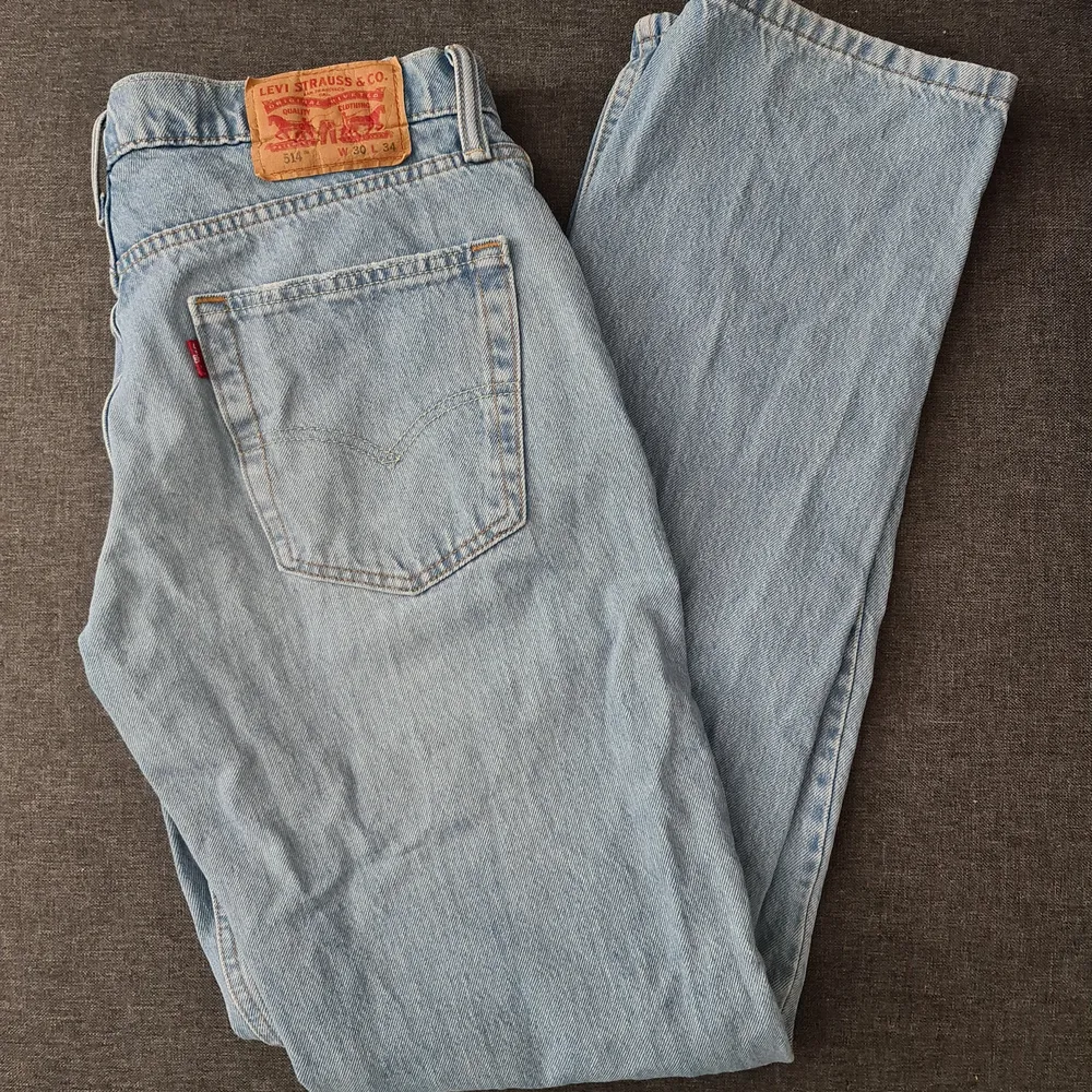Jätte snygga jeans som tyvärr är för långa på mig. Är 168 så skulle säga att dom passar på någon 170+. Frakt är inte inkluderat.. Jeans & Byxor.