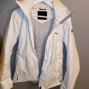 PeakPerformance - Intressekoll på min vita PeakPerformance skidjacka. Som ny! Endast använd en vecka. Otroligt skön och bra passform. Storlek M,  skulle säga passar någon som har XS till M i storlek. Nypris ca 4000 kr, vill ha minst 1700 + ev frakt. Budgivning om fler är intresserade. 🤍