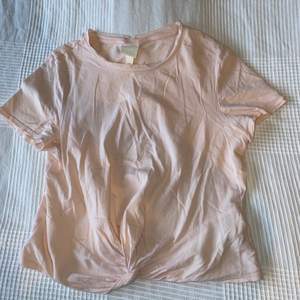 Fin t-shirt/topp från HM i storlek S som är köpt för några år sedan. Den är använd max 5 gånger, men har dock ett litet hål på ena ärmen. Köparen står för frakt!
