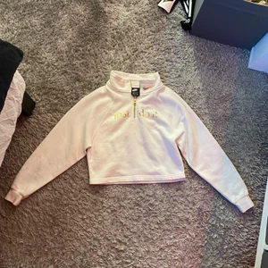Vit Nike tröja - Vit Nike tröja med guld detaljer. Aldrig använd, säljer pågrund av att de inte kommer till användning. 