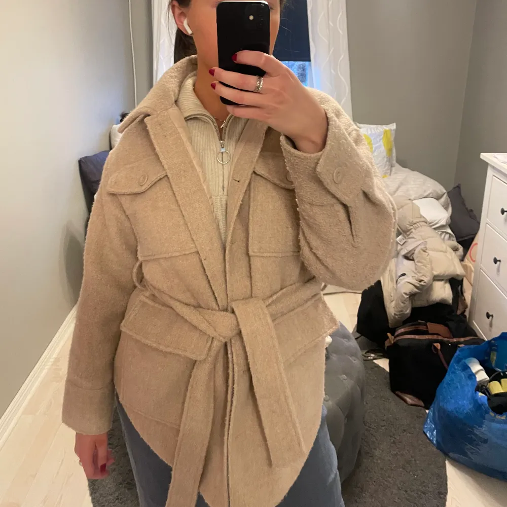 Fin beige vinterjacka från NA-KD i storlek 36. Den är i väldigt fint skick! Nypris 899kr. Takit.