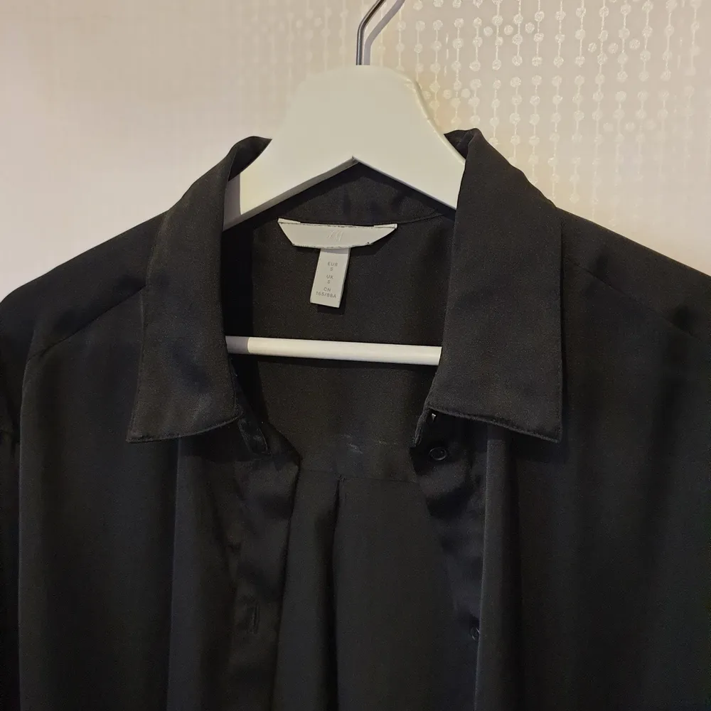 En svart skjorta från HM, strl S. Silkigt material. Knappt använd 🖤 Köparen står för frakt. Skjortor.