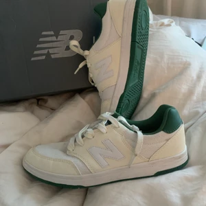 New balance  - Jättefina skor i näst intill nytt skick i färgerna beige, vit och grön. Har använt de ett fåtal gånger och de ser helt oanvända ut. Skosulan är inte nedgången och skorna har någon liten dammfläck men det tas såklart bort innan leverans. Vid intresse lägg bud till mig💕