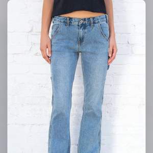 Säljer dessa jättesnygga, lågmidjade jeans från Brandy Melville. De är helt nya, med prislapp kvar. Storlek S men skulle säga att de sitter mer som M. Skriv för fler bilder. 