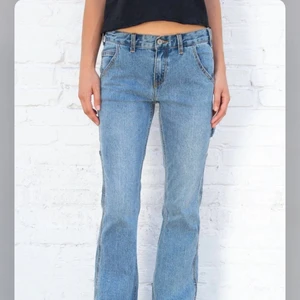 Jeans från Brandy Melville - Säljer dessa jättesnygga, lågmidjade jeans från Brandy Melville. De är helt nya, med prislapp kvar. Storlek S men skulle säga att de sitter mer som M. Skriv för fler bilder. 
