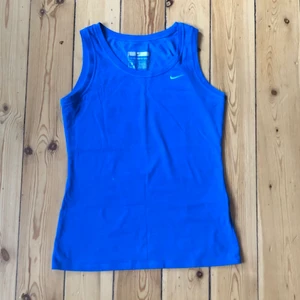 Nike linne - Blått linne från Nike i storlek S, passar allt från XS-M! I nyskick. Frakt tillkommer på 24kr, skriv vid minsta fråga⭐️