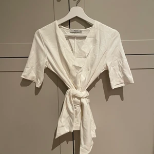 Vit knyttröja från Mango - Vit knyttröja från mango, använd en gång. Storlek S. Köpare står för eventuell frakt