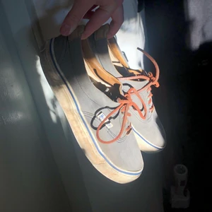 Snygga sneakers - Skitsnygga och bekväma sneakers som tyvärr är för små för mig. Allt är helt, och de är i bra skick, bara den vita sulan är lite smutsig, som ni ser, men det är nog lätt att få bort! DMa för fler bilder och frågor. Köpare står för frakt men jag kan också mötas upp i Lund! Kolla gärna in mina andra annonser också ❤️