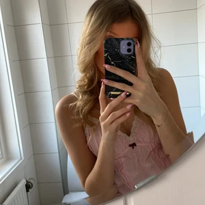 superfint linne från Odd Molly - klassiskt ljusrosa linne från Odd Molly, nästan aldrig använt, justerbara band, spets och den vanliga rosetten💓😁 pm vid frågor/önskemål om fler bilder 