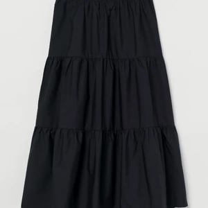 VADLÅNG KJOL IFRÅN HM STL 36 - En vadlång kjol i vävd kvalitet. Kjolen har hög midja med resår bak. Avskärningar med rynk för extra vidd och fint fall. Ofodrad. KompositionYtterlager: Polyester 64%, Bomull 36%Foder: Polyester 100%