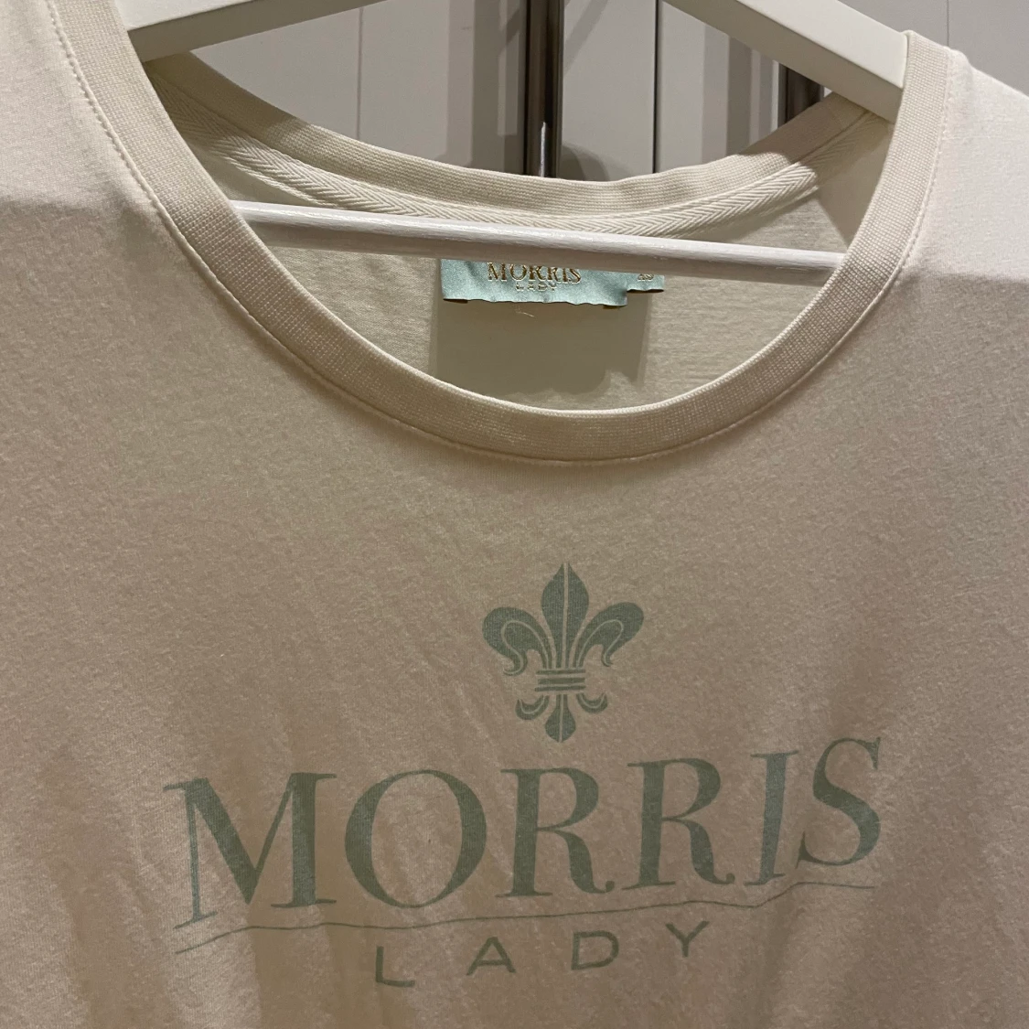 En vit Morris T-shirt 